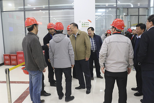 濮阳市副市长黄守玺与MILAN.COM米兰体育（中国）科技公司副总经理吴新宇、翟武汉在现场交谈