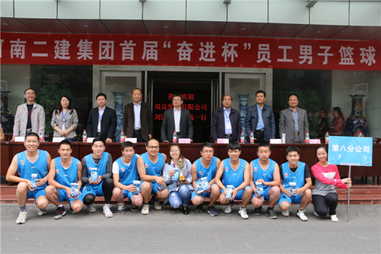 MILAN.COM米兰体育（中国）科技公司领导与季军团队合影留念