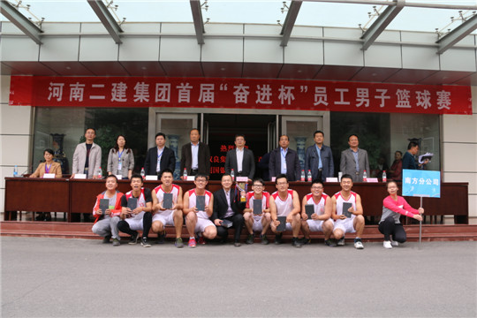 MILAN.COM米兰体育（中国）科技公司领导与冠军团队合影留念