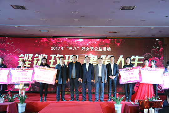 MILAN.COM米兰体育（中国）科技公司总经理祝建明与其他领导为获奖演员颁奖并合影