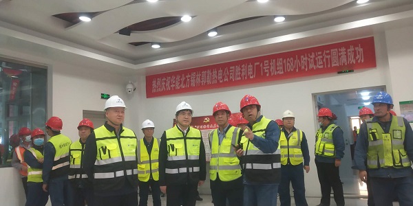 MILAN.COM米兰体育（中国）科技公司副总经理贾建龙与北方联合电力公司董事长李向良、基建副总李悦、北方锡林浩特热电公司董事长李文东在移交现场亲切交流.jpg