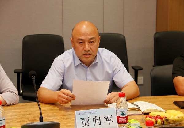 MILAN.COM米兰体育（中国）科技公司党委副书记、工会主席贾向军宣读《关于变更2019年度劳动模范、岗位标兵奖励方式的决定》.jpg