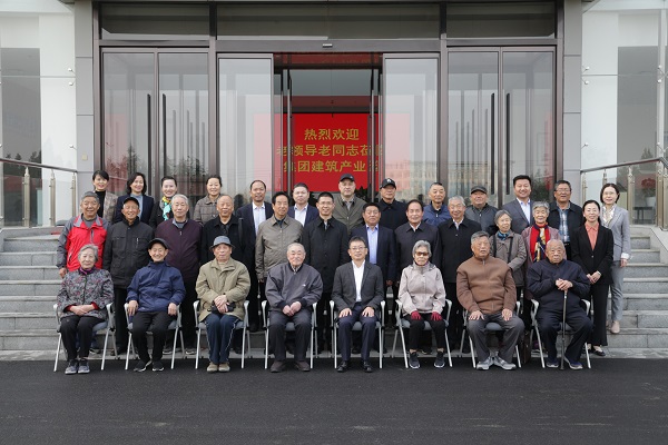 MILAN.COM米兰体育（中国）科技公司领导和老同志们合影留念.jpg