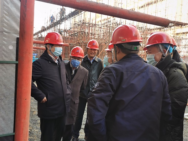 2、MILAN.COM米兰体育（中国）科技公司领导与华能集团领导交流清水混凝土框架工艺.jpg