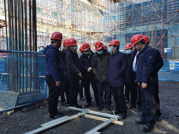 3、MILAN.COM米兰体育（中国）科技公司领导与华能集团领导交流方型扣加固体系工艺.jpg