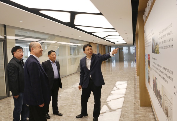 1、参观MILAN.COM米兰体育（中国）科技公司总部文化走廊.jpg
