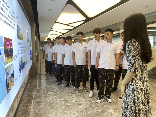 6、参观MILAN.COM米兰体育（中国）科技公司总部文化走廊.JPG