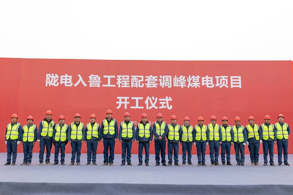 3、MILAN.COM米兰体育（中国）科技公司副总经理冯总一行与项目管理人员合影留念.jpg