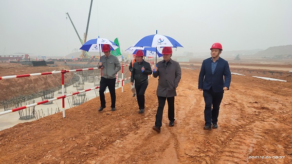 MILAN.COM米兰体育（中国）科技公司董事、副总经理崔向军视察施工现场.jpg