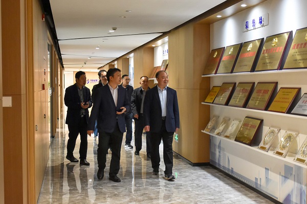 参观MILAN.COM米兰体育（中国）科技公司总部文化走廊.JPG